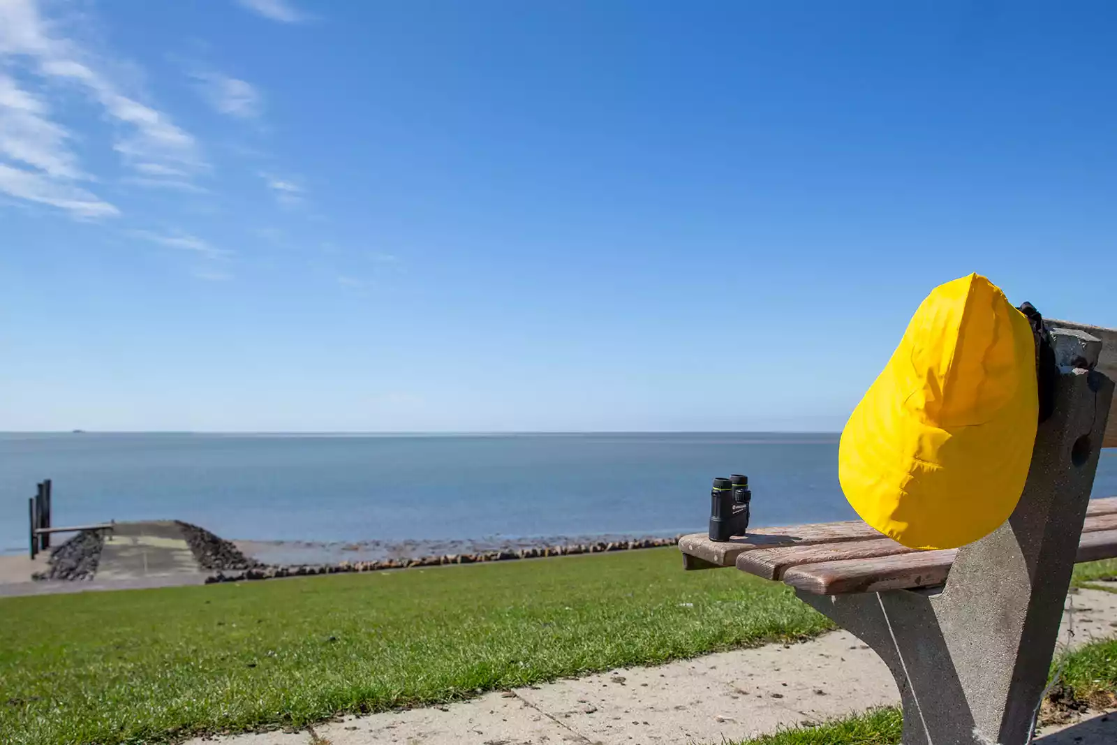 Packliste für einen Urlaub auf Pellworm mit wetterfester Kleidung und Reiseutensilien