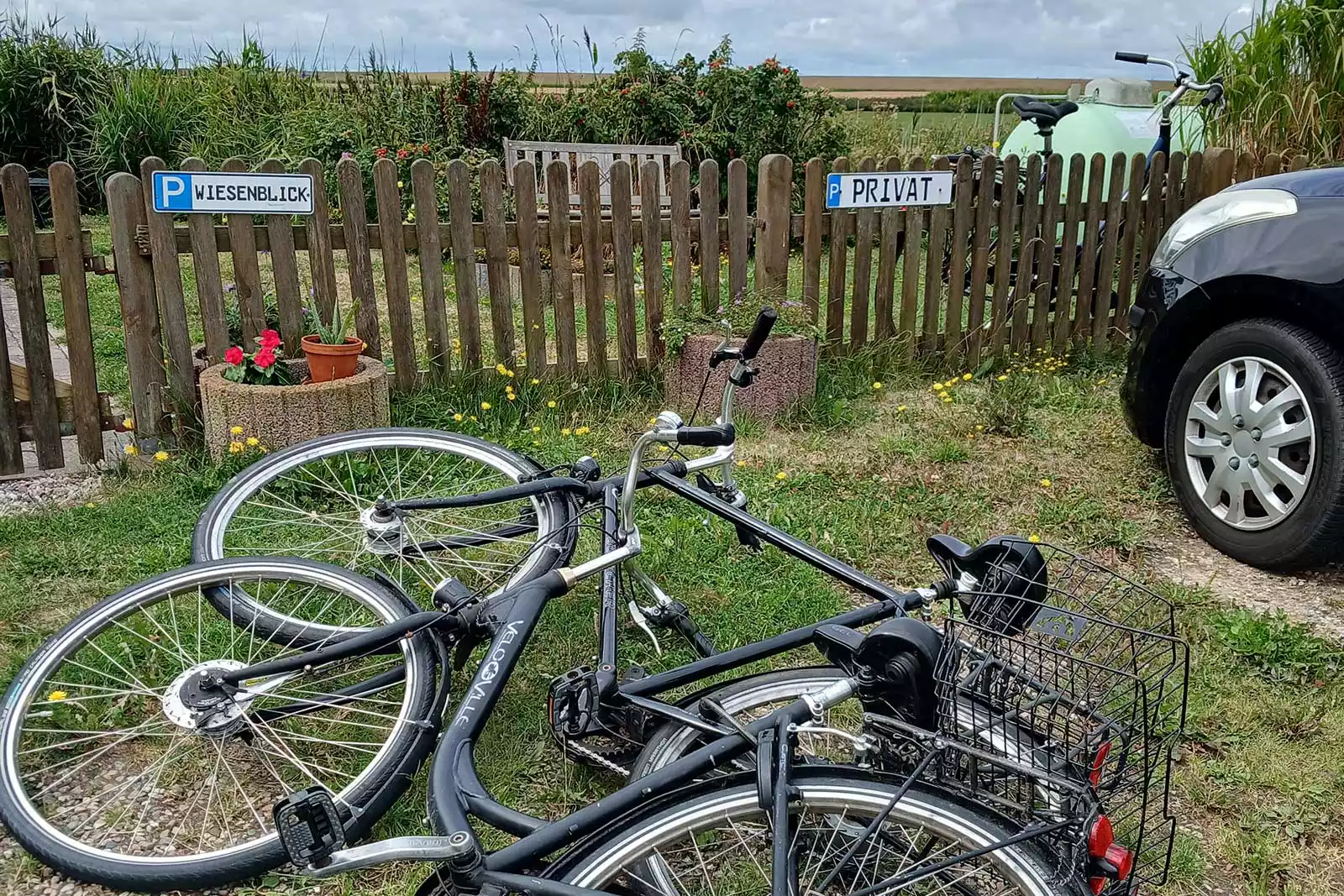 Fahrräder an der Ferienwohnung geparkt, bevor es per Radtour in die weite Landschaft Pellworms geht