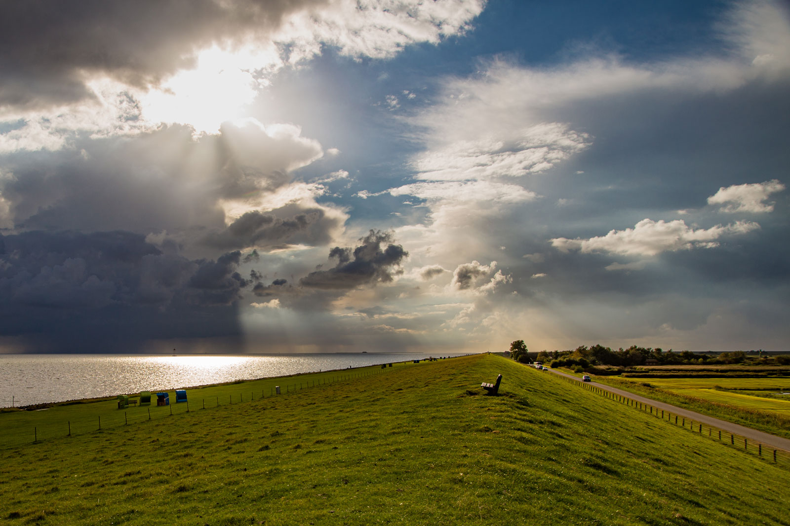 Stimmungsvolle Pellwormer Landschaft bei Regen und wechselhaftem Nordseewetter